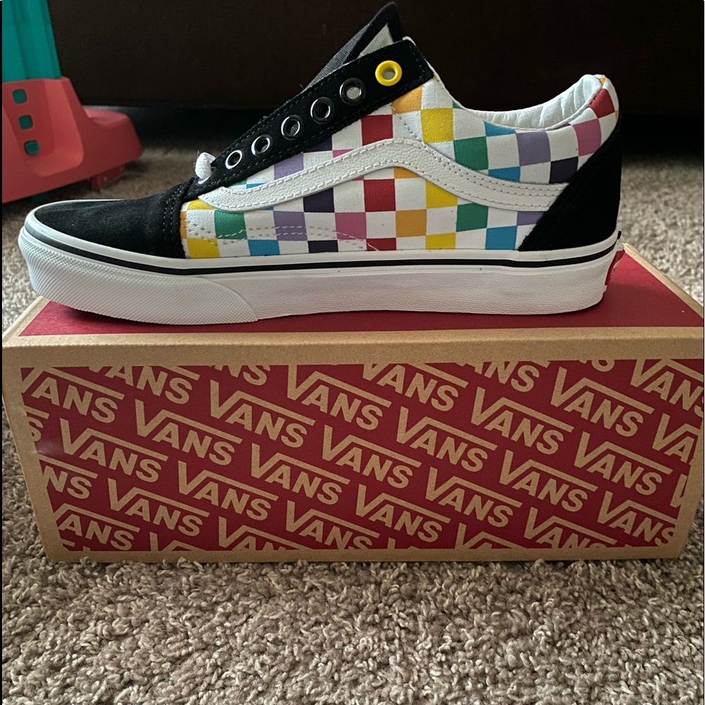 8.5 vans shoes, brand new!